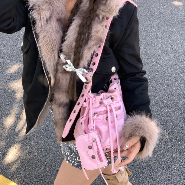 95新 Balenciaga/巴黎世家 超漏的新款仙女粉色牛仔水桶斜挎包