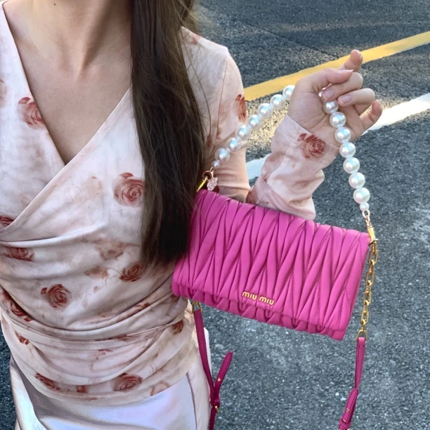 95新 MIU MIU/缪缪 玫粉色褶皱小面包斜挎包D1428