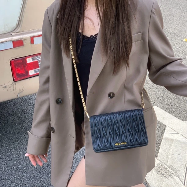 95新 MIU MIU/缪缪 一口价黑金褶皱翻盖woc斜挎包D1597