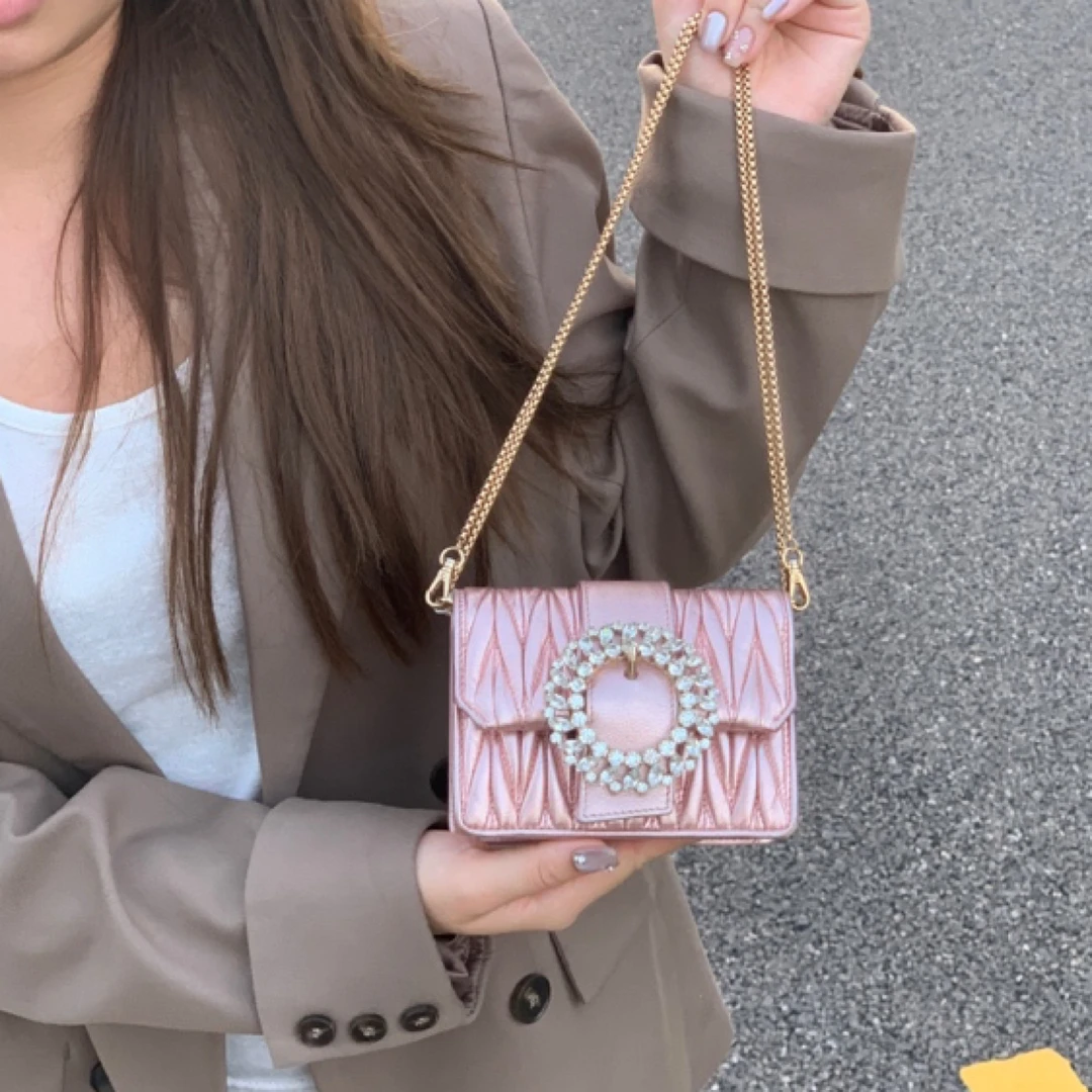 95新 MIU MIU/缪缪 一口价miumiu高级粉钻褶皱粉色小可爱斜挎包