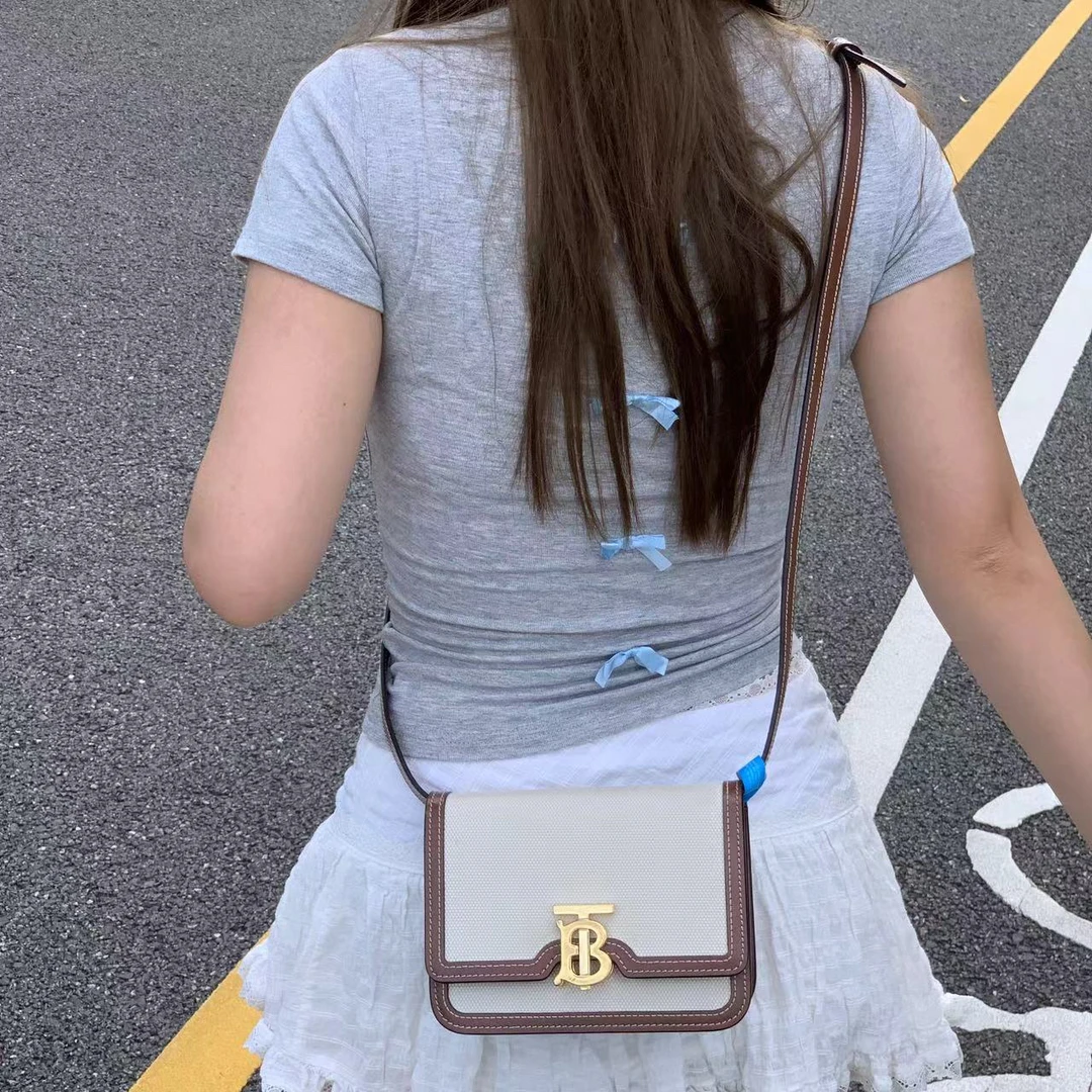95新 BURBERRY/博柏利 巴宝莉新款邮差斜挎包D1473