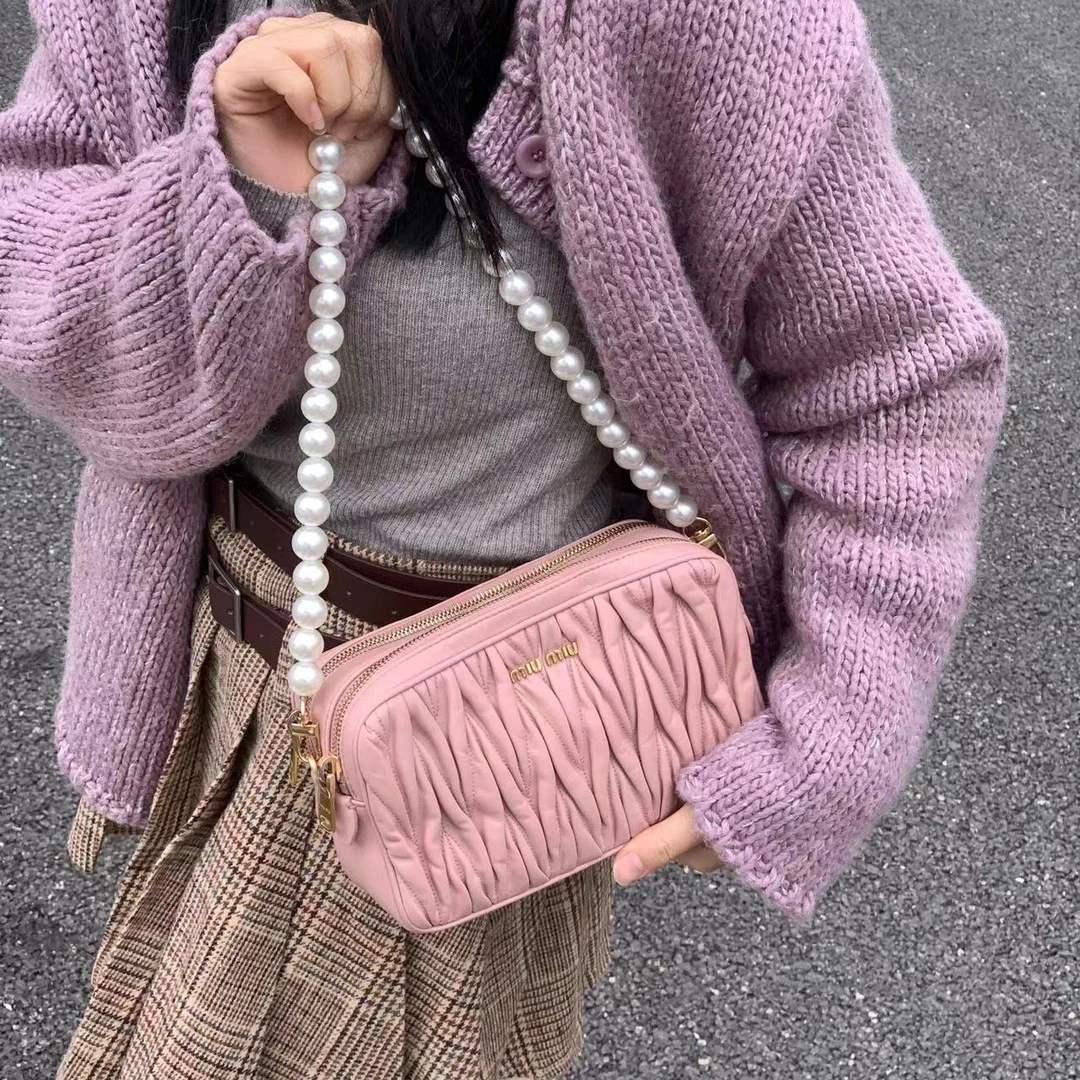 95新 MIU MIU/缪缪 一口价miumiu粉色褶皱相机斜挎包D1095