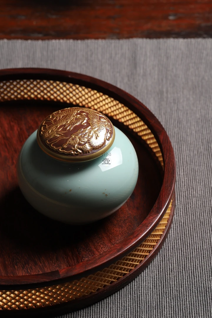 景德镇倚云煮泉 单色釉雕刻 青釉龙纹描金盖茶叶罐洒金