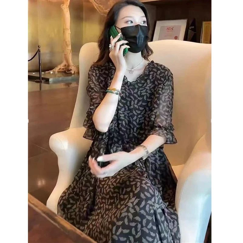 2025夏新款雪纺宽松连衣裙大码女高级感宽松遮肉v领碎花裙子洋气
