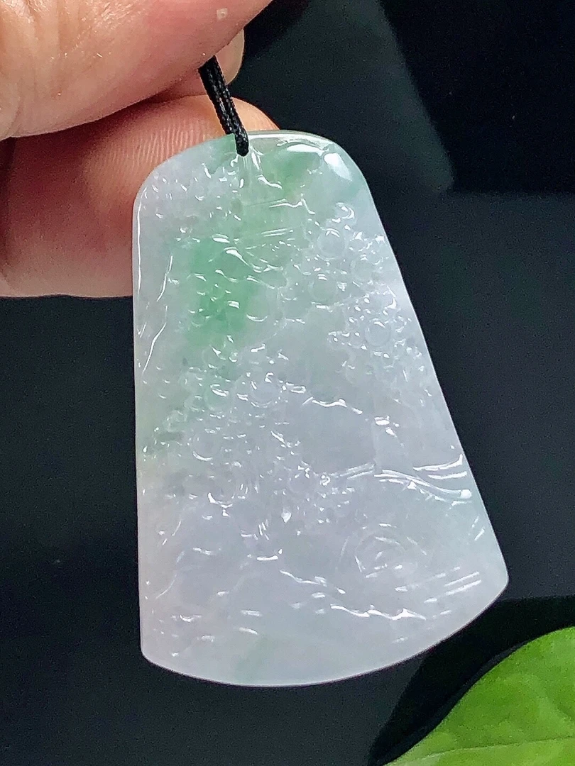 缅甸天然翡翠a货冰润飘绿山水牌吊坠挂件有纹裂精雕大气玉吊坠