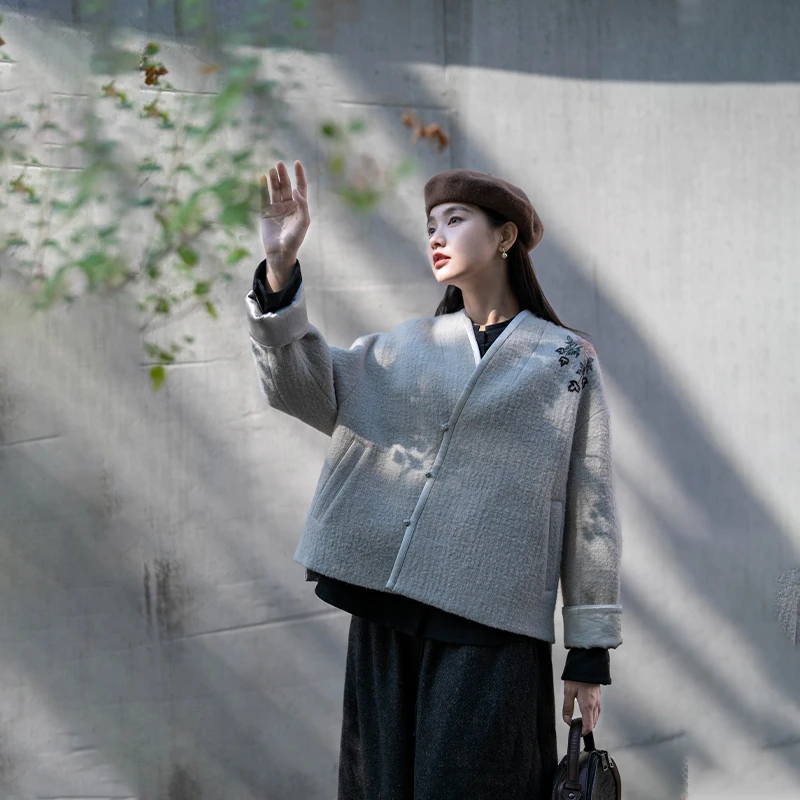 言作原创设计进口澳毛新中式菊韵手工绣花加厚呢子大衣 风日晴和