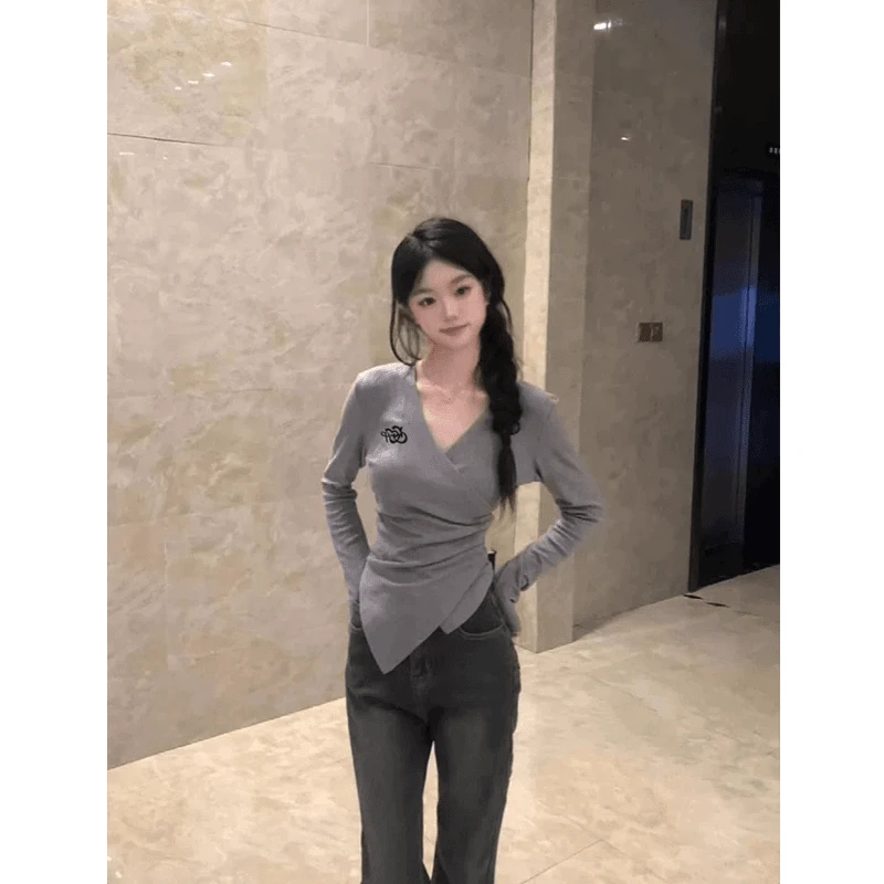 美式纯欲V领长袖t恤女秋冬内搭打底衫收腰紧身不规则别致辣妹上衣