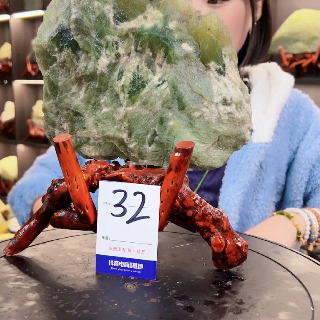 蛇纹石玉原石未镶嵌