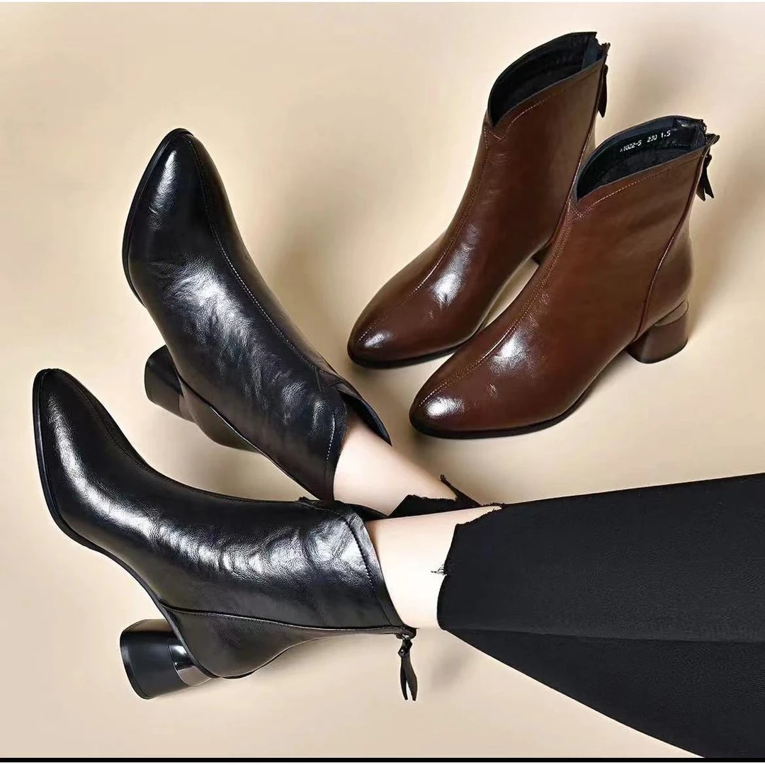 【芳韵】2025新款秋冬保暖粗跟靴子时尚百搭气质尖头加绒小短靴高跟