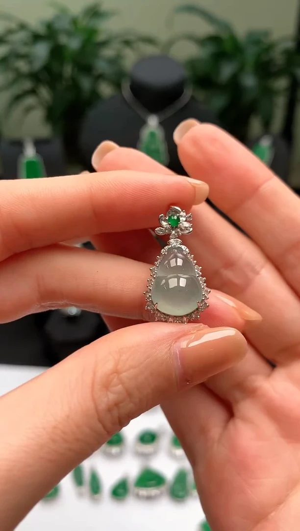 【闪购商品】翡翠颈饰18K金镶嵌葫芦