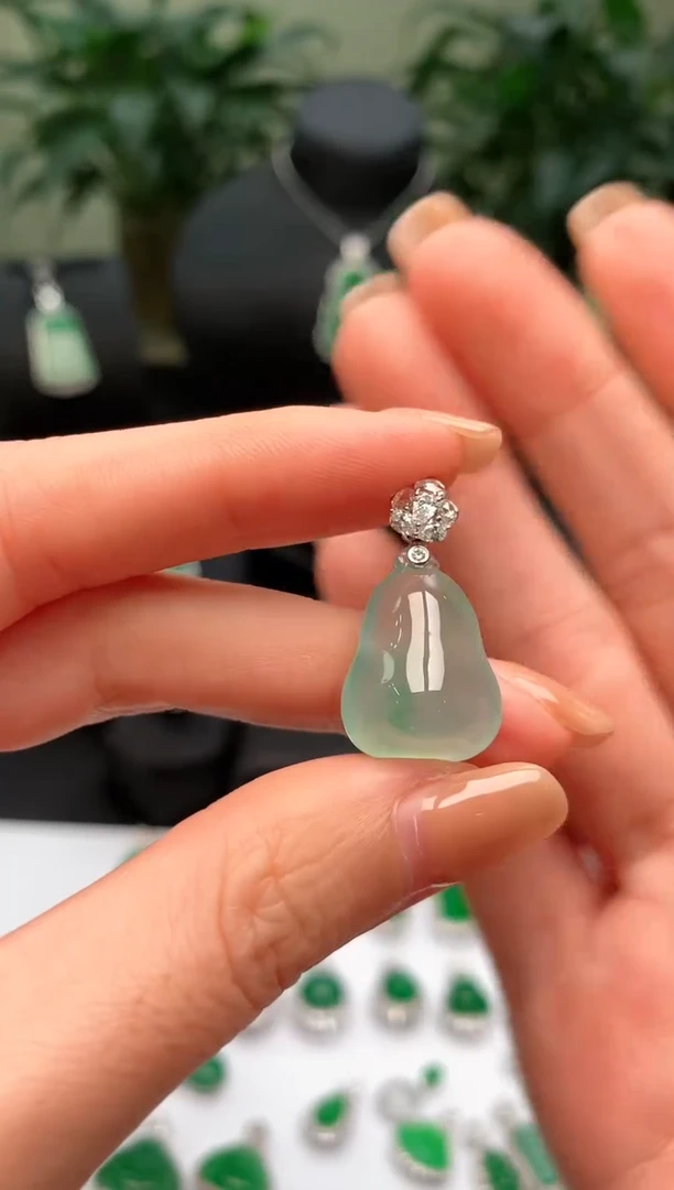 【闪购商品】翡翠颈饰18K金镶嵌福瓜