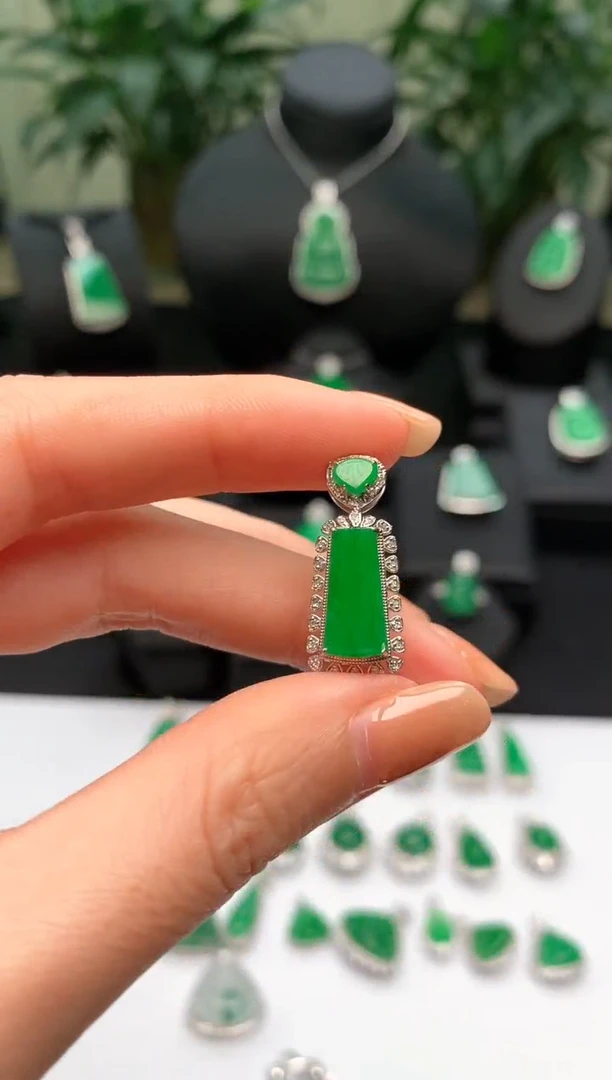 【闪购商品】翡翠颈饰18K金镶嵌无事牌