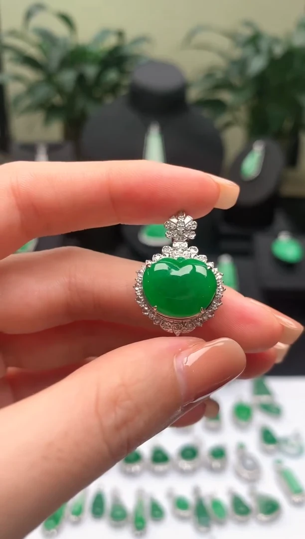 【闪购商品】翡翠颈饰18K金镶嵌苹果