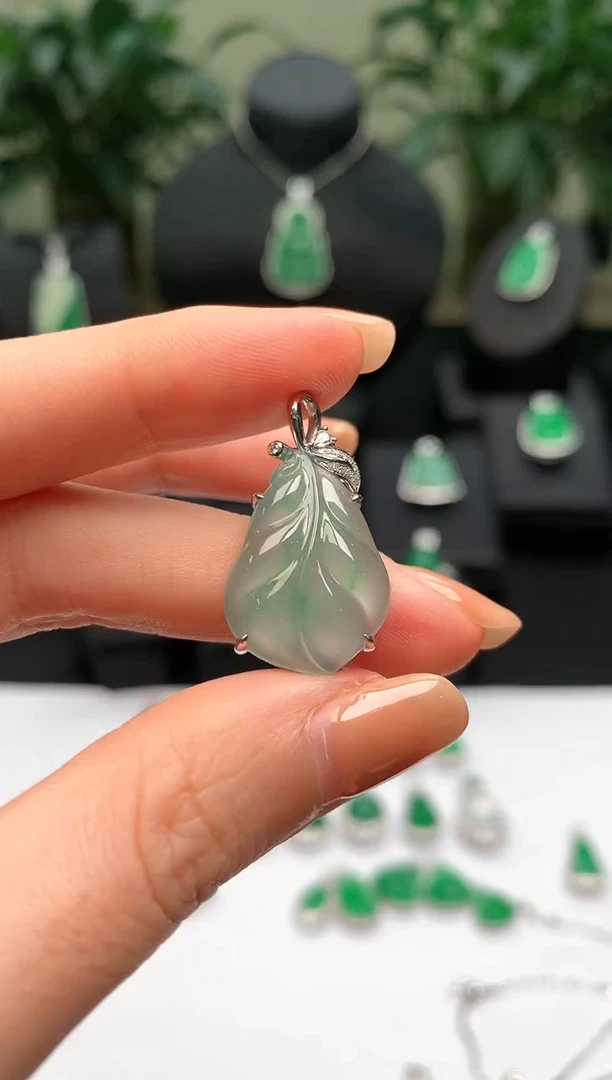 【闪购商品】翡翠颈饰18K金镶嵌叶子