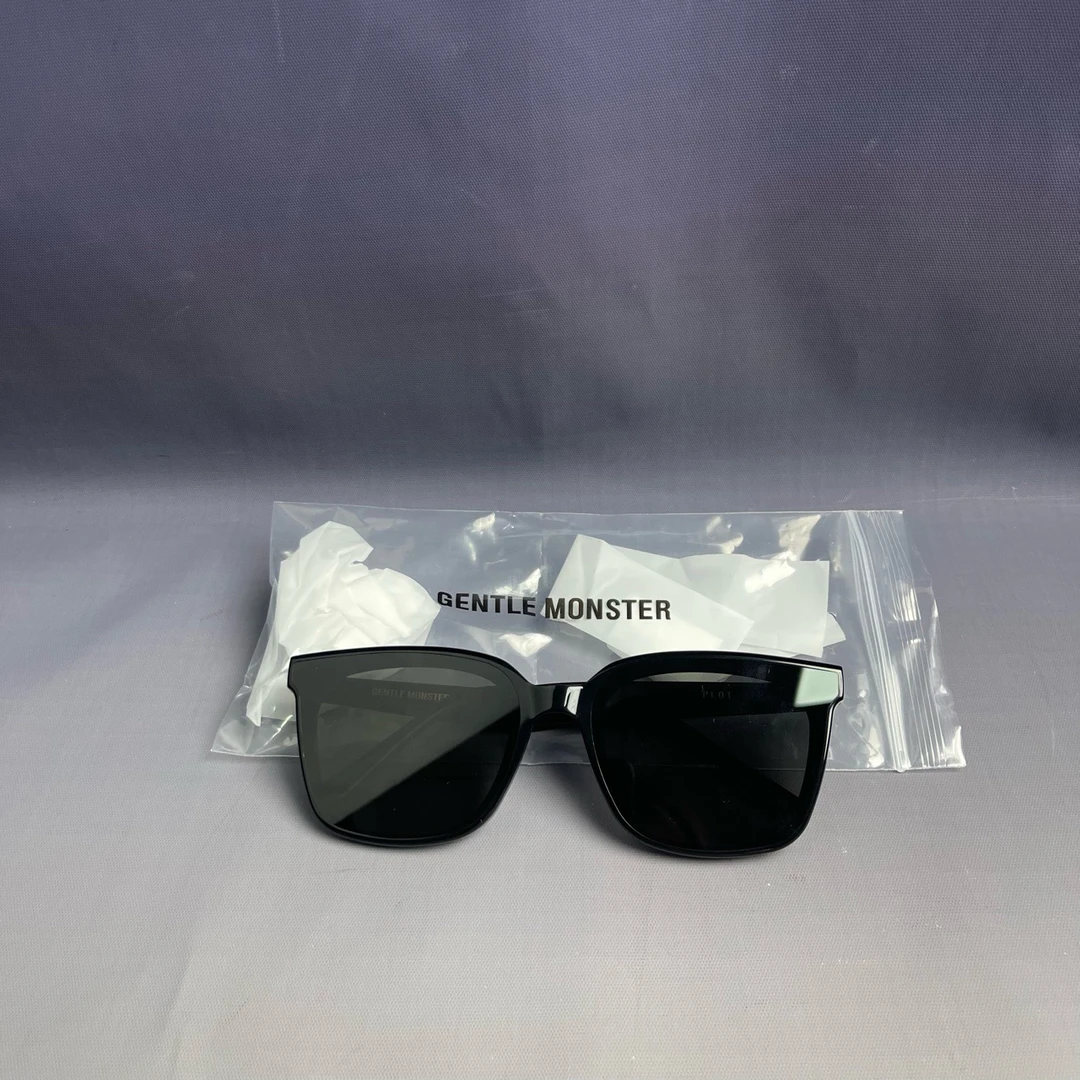 全新未使用  GM PLOT 方形太阳眼镜/全新闲置/无配件/男女同款