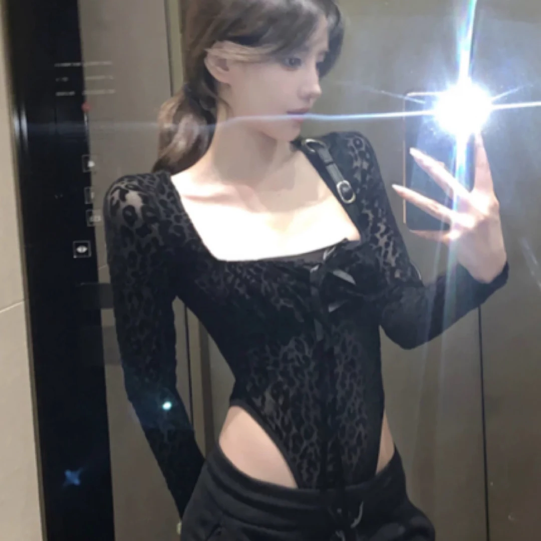 【三芋】植绒辣妹风豹纹方领连体衣女紧身显瘦绑带设计感打底上衣