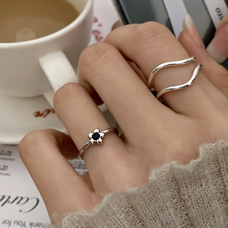 小众设计简约黑色水钻花朵戒指女时尚个性食指戒可调节气质指环潮