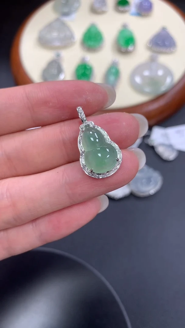 【闪购商品】翡翠吊坠(不含链)18K金镶嵌葫芦吊坠