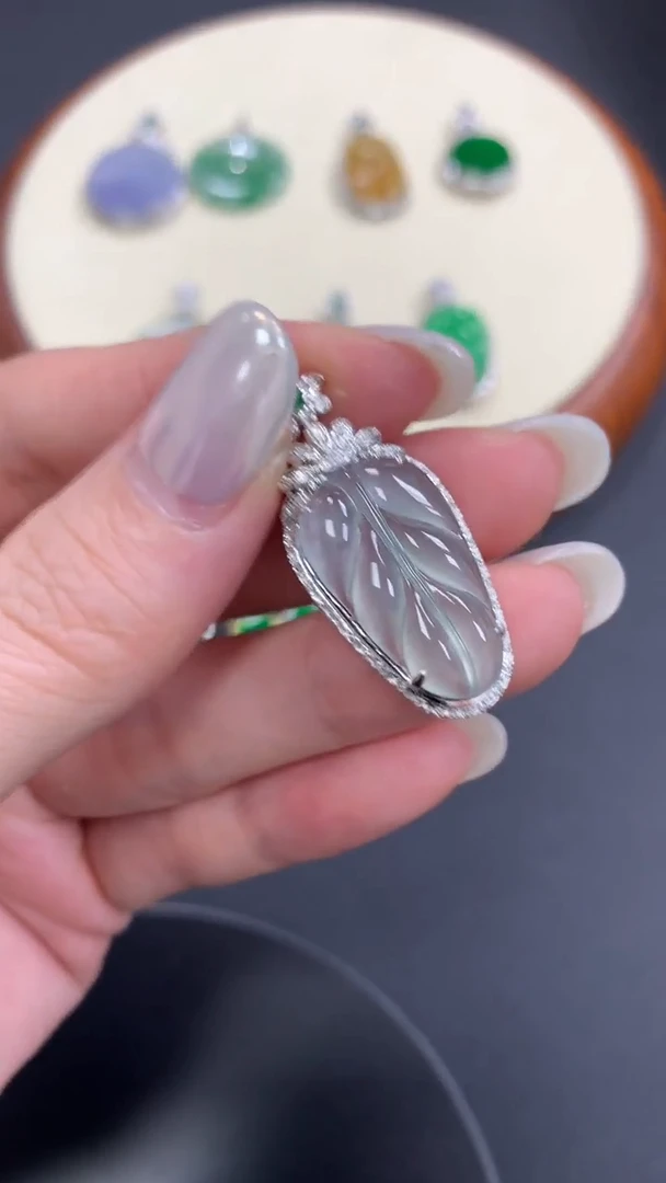 【闪购商品】翡翠吊坠(不含链)18K金镶嵌叶子吊坠