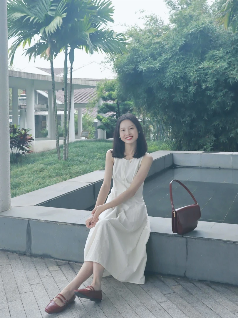 2025夏季新款法式白色连衣裙女茶歇小个子无袖背心裙气质显瘦裙子