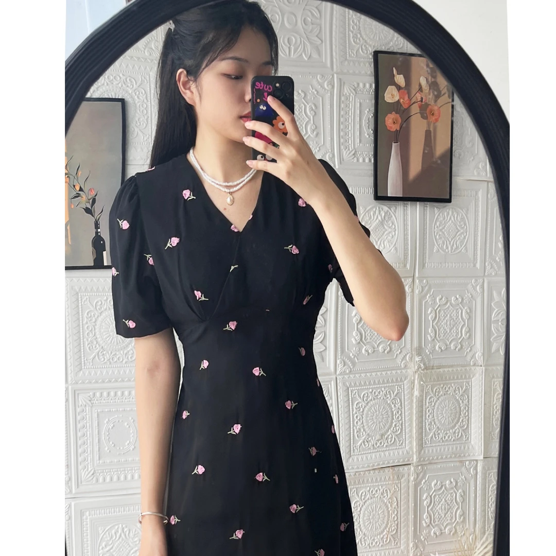 荔夏蔷薇 春夏超显瘦连衣裙法式刺绣碎花收腰v领气质高级感长裙