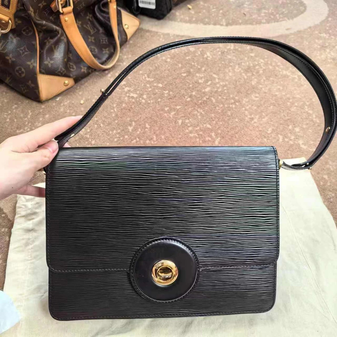 95新 LouisVuitton/路易威登 黑色水波纹金扣单肩包