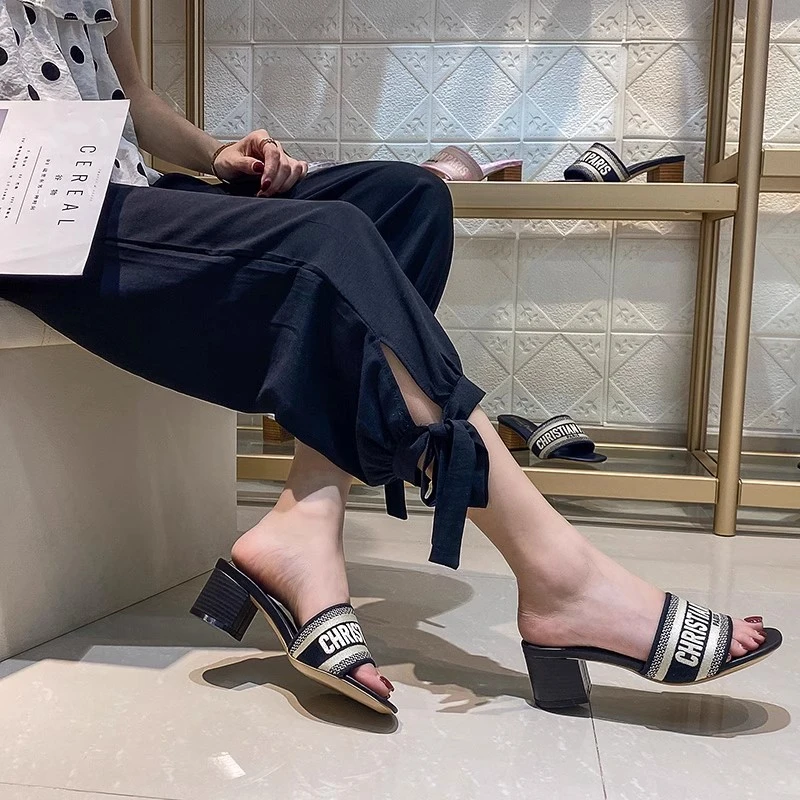 2025新款百搭时尚粗跟一字拖d家拖鞋女外穿刺绣字母凉拖高跟鞋女