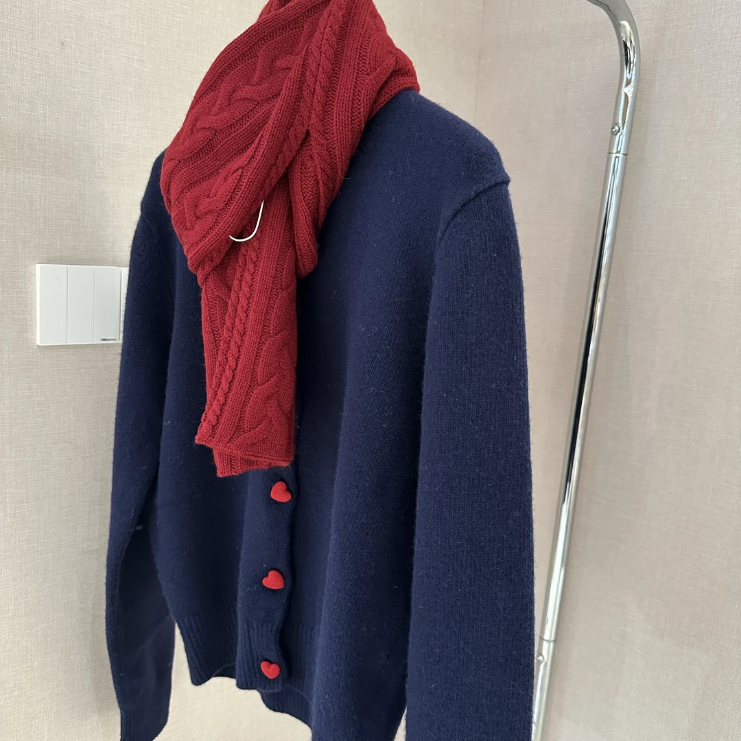 秋原瞳-【心有所属】爱心扣羊毛衫