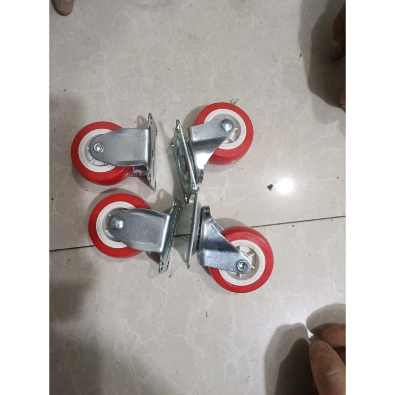 轮子4个，两个定向，两个万向。