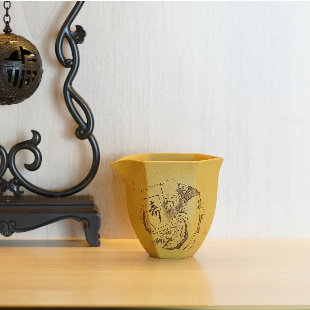 张勇(宜人张)全手工刻绘紫砂段泥六方公道杯(刻绘画面直播间为准)