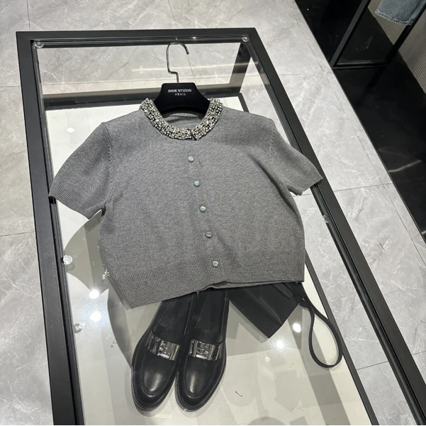 25年春装新款女装 法式手工镶钻单排扣灰色针织衫-B001