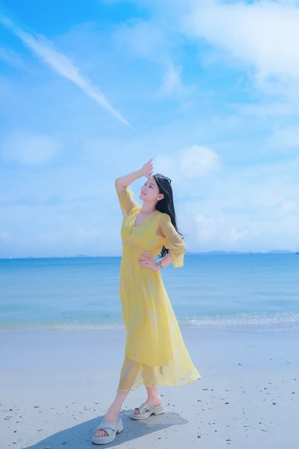 桑蚕丝黄色中长款夏季连衣裙宽松性感新款气质洋气显瘦垂坠感长裙
