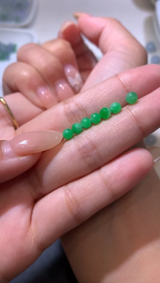 【闪购商品】定制翡翠未镶嵌3+七颗绿珠1800+180