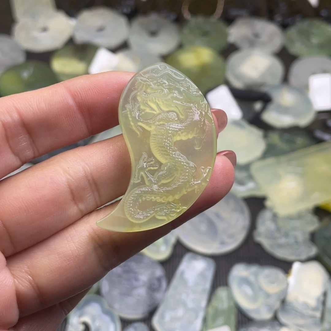 蛇纹石玉颈饰未镶嵌只***狗颈饰