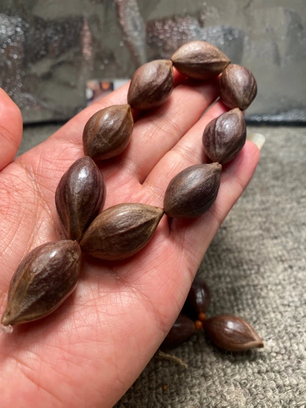 苏工核雕纯天然紫核，原汁原味，原皮手串，核色紫润，尺寸1。8x3.15