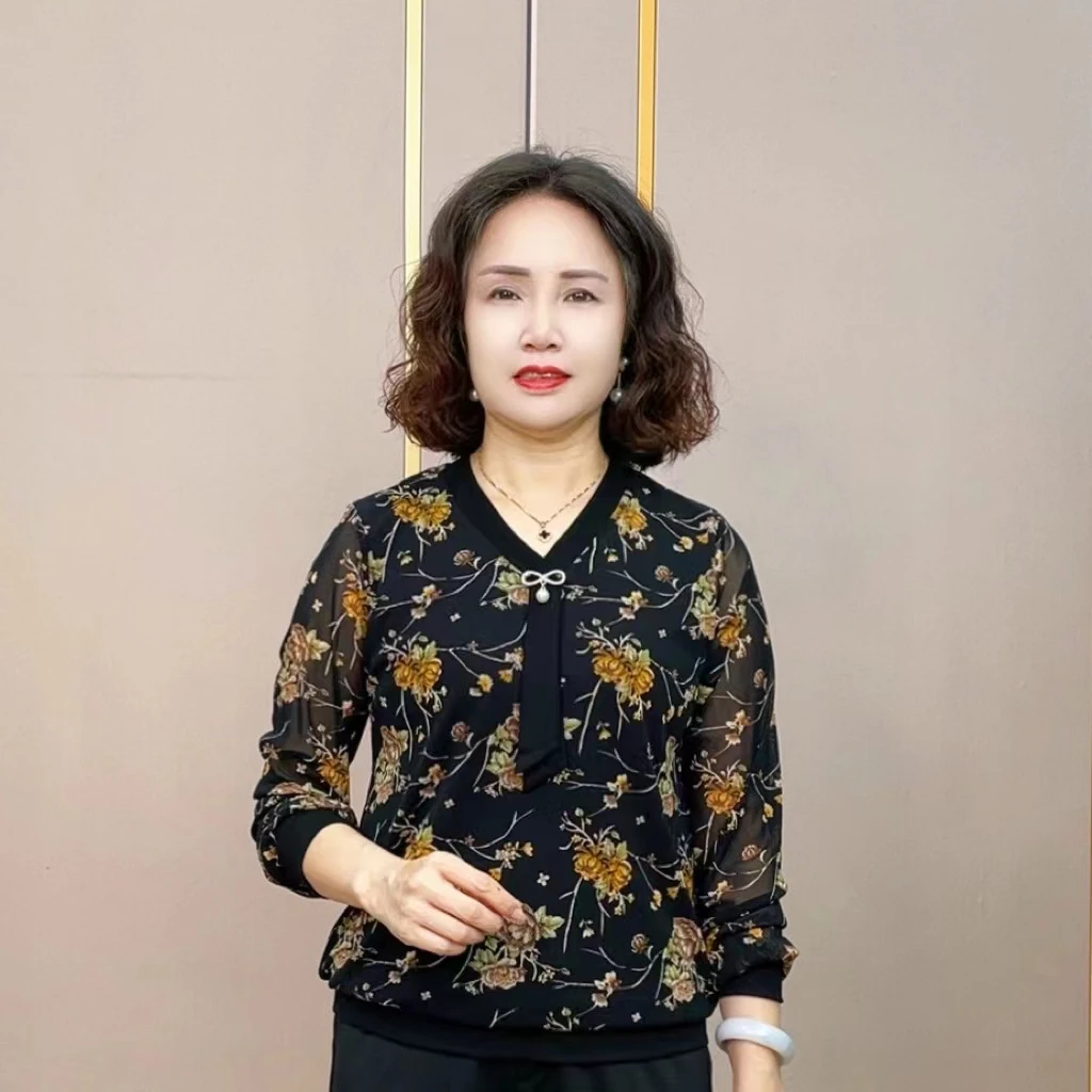 中老年妈妈装2024秋季新款长袖小衫女时尚洋气减龄遮肚显瘦打底衫