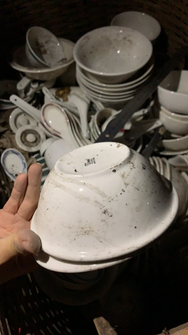 素胎白色釉碗 （直径15cm)