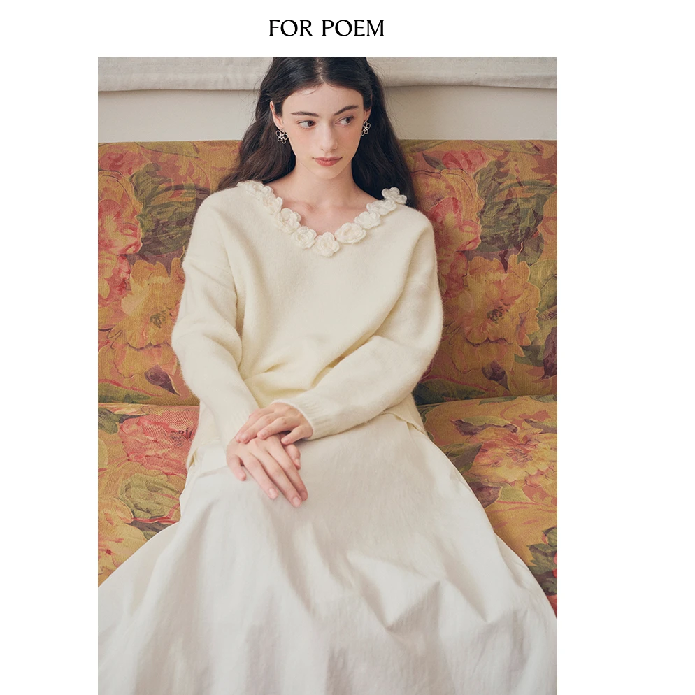 ForPoem 24/FW 原创设计手工钩针花朵V领驼马绒宽松毛衣