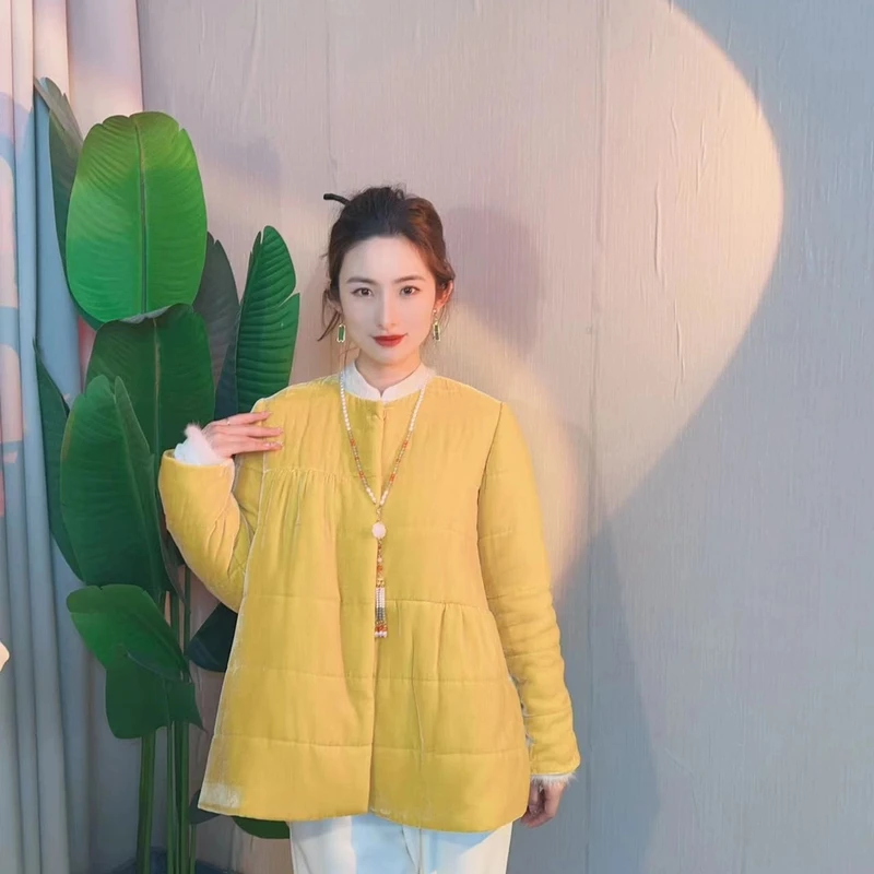 【飞哥女装】富贵黄圆领新中式桑蚕丝丝绒暗扣设计保暖外套208125欣