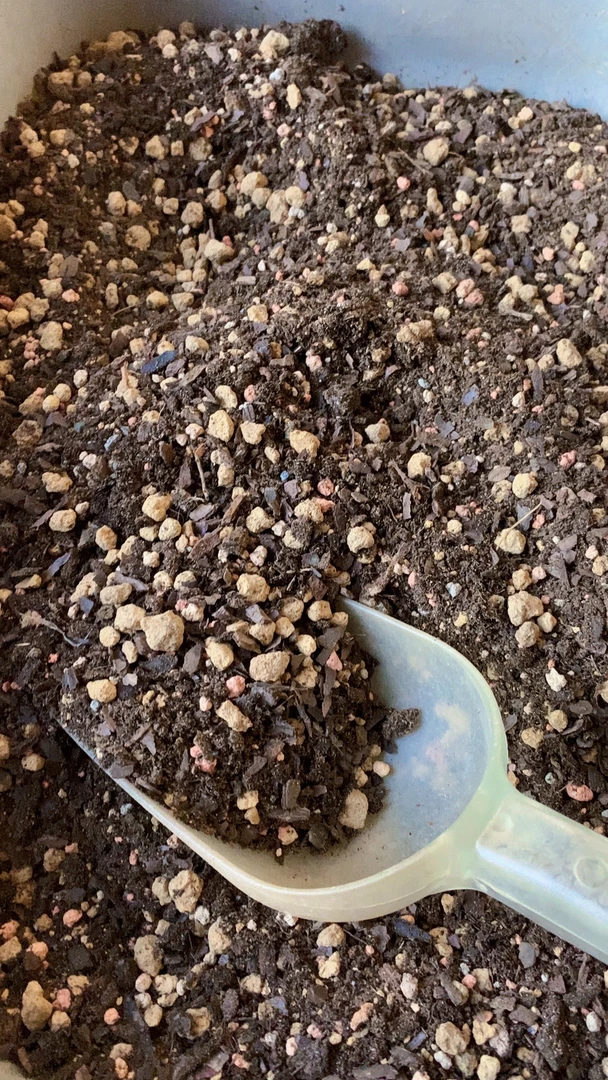 内门竹自制调配专用土，大约5斤左右，偏远地区2斤内保湿透气粘