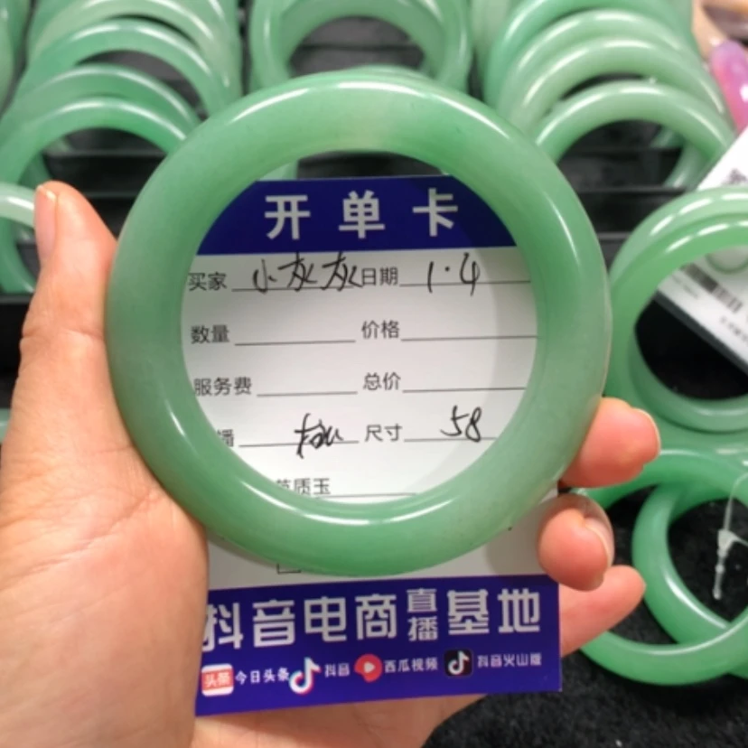 【闪购商品】石英质玉手镯未镶嵌小**?