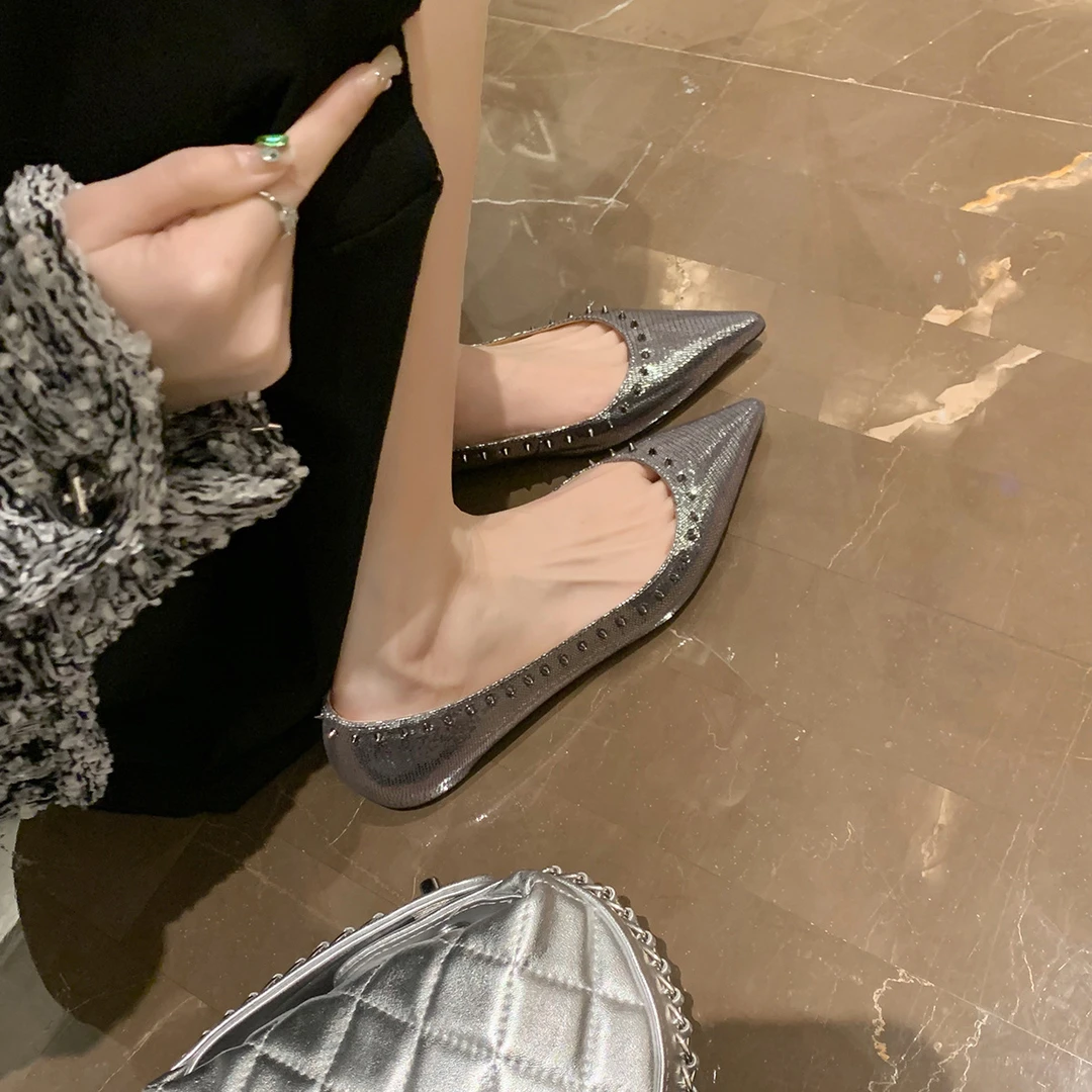 【茵茵家】浅口尖头真皮纯色百搭小铆钉扣平底单鞋女通勤鞋春秋新款