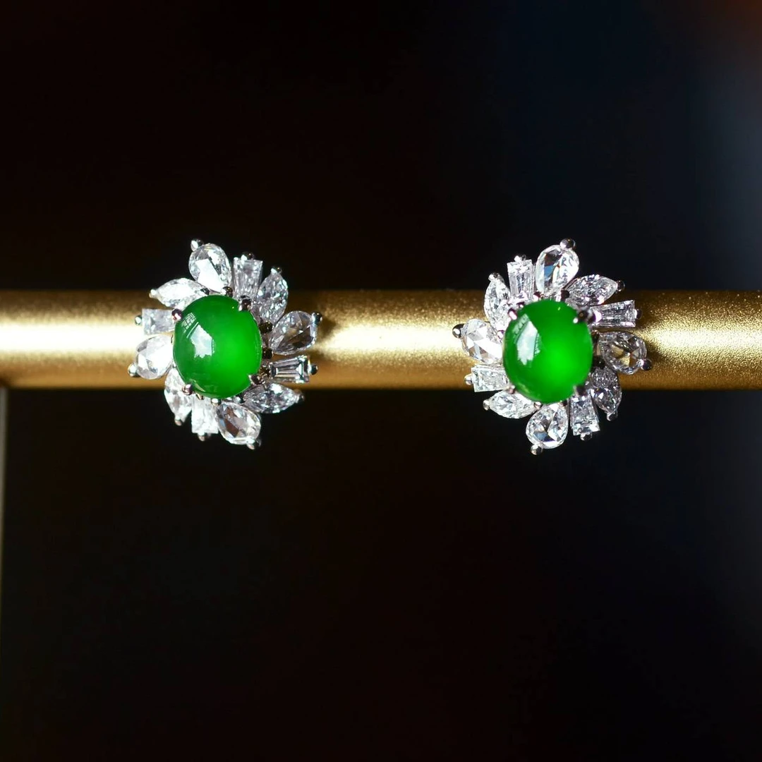 缅甸翡翠A货G18K翠色蛋面耳钉