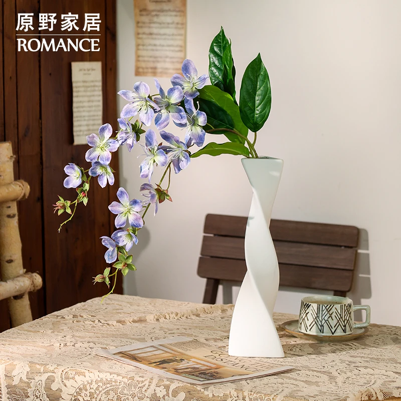 高档轻奢垂丝茉莉摆设餐厅餐桌