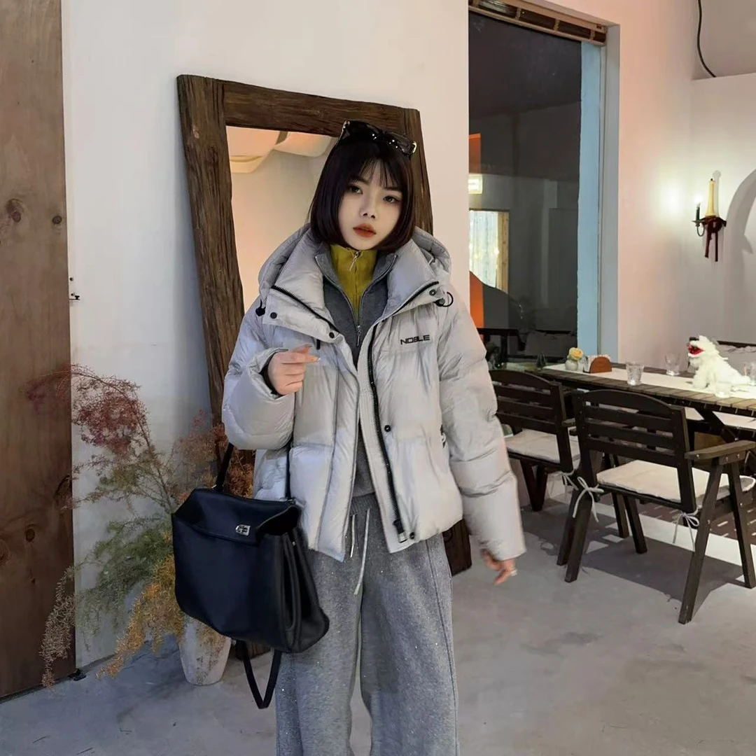 玳妮【设计感羽绒】冬季新款连帽亮面口袋设计感点缀羽绒服休闲百搭