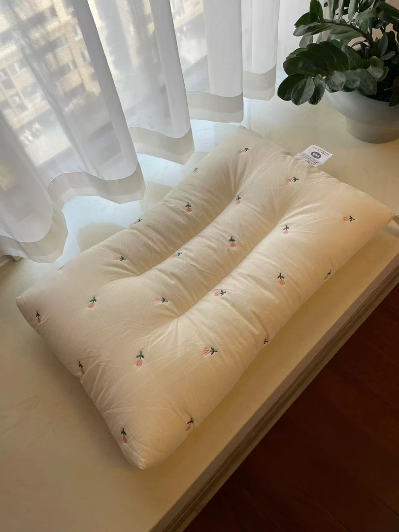 郁金香刺绣枕芯软硬度适中（尺寸68*42*12）