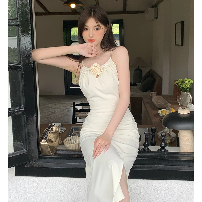 挂脖吊带连衣裙女法式高级感设计气质小女人显瘦中长裙配胸花夏潮