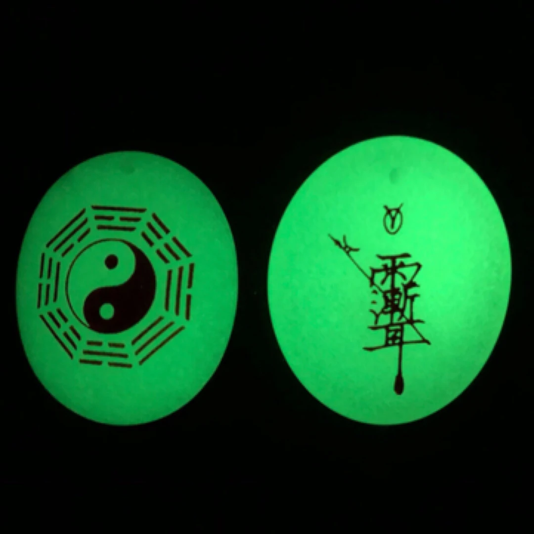 雨渐耳  双面雕刻 会发光吊坠 夜光石