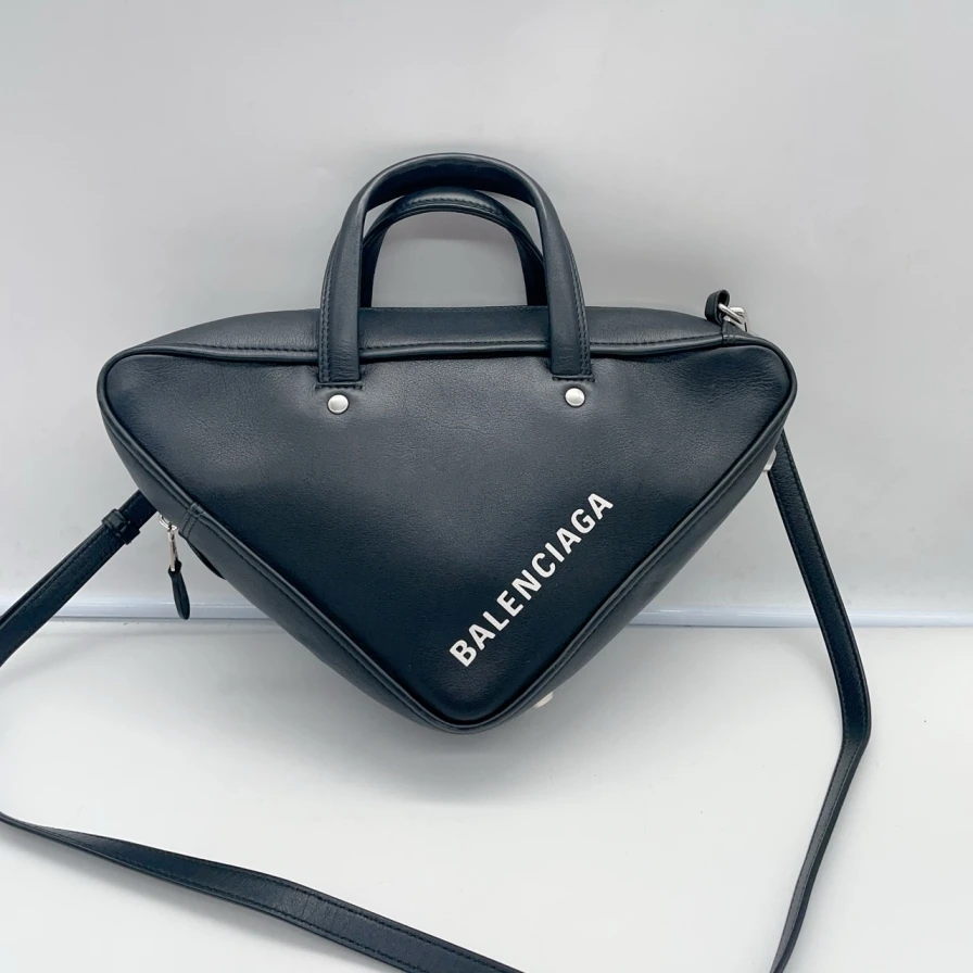 95新 Balenciaga/巴黎世家 巴黎世家 黑色三角斜挎包/950 6679