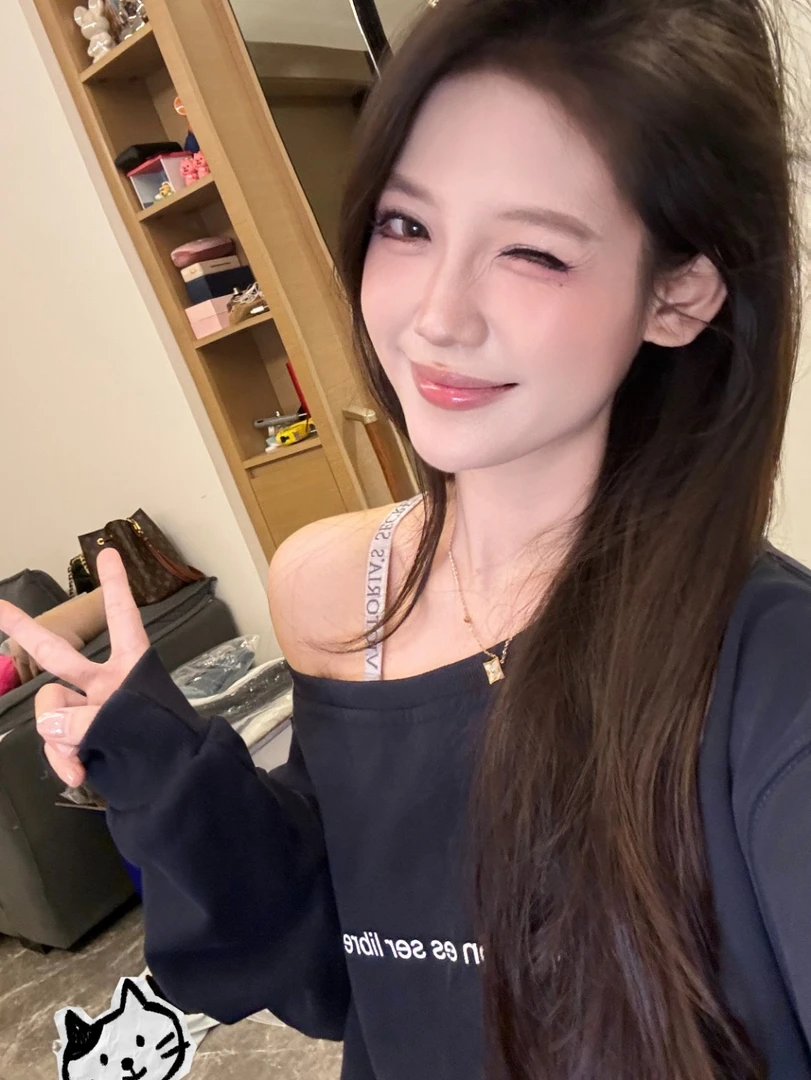 titi小姐姐女明星私服套头卫衣女秋季斜肩字母印花松弛感外套